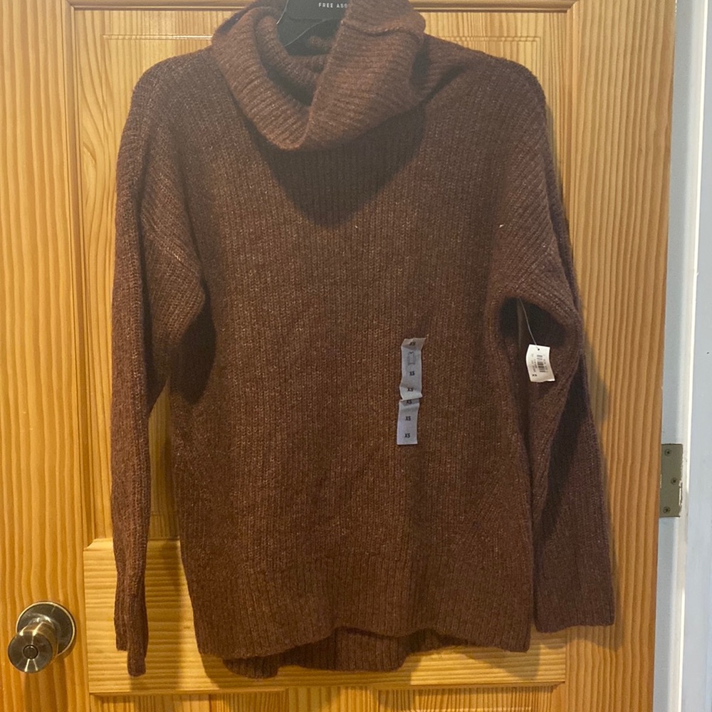 Brown turtle neck aire XS
